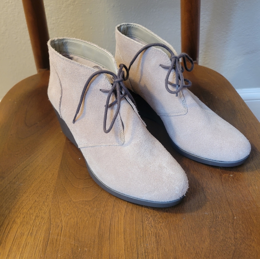 CROCS Sz 9 Leigh Dual Comfort Tan Suede Lace Up Wedge Ankle Booties